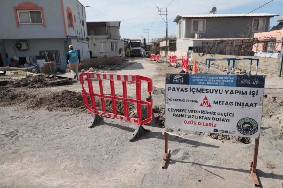 HATAY BÜYÜKŞEHİR BELEDİYESİ, PAYAS’TA İÇME SUYU ŞEBEKE HATTINI YENİLİYOR