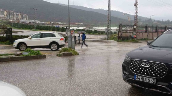 HATAY’DA KUVVETLİ SAĞANAK YAĞIŞ ETKİLİ OLUYOR