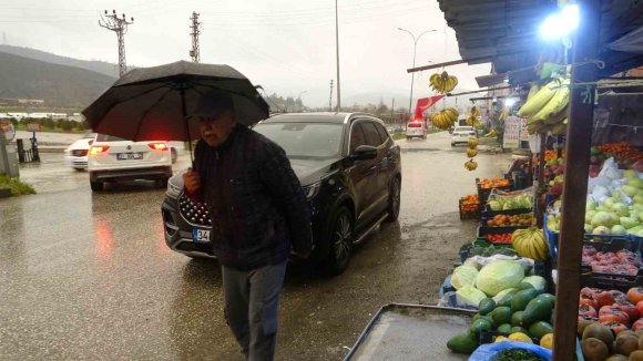 HATAY’DA KUVVETLİ SAĞANAK YAĞIŞ ETKİLİ OLUYOR