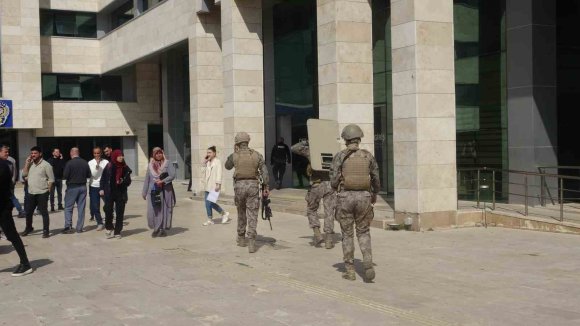 KAYMAKAMLIK BİNASINDA ATEŞ AÇARAK KENDİNİ ODAYA KİLİTLEYEN ŞAHIS TESLİM OLDU