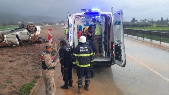 TAKLA ATAN OTOMOBİLDEKİ 2 KİŞİ YARALANDI