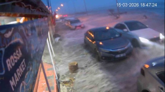 HATAY’DA KUVVETLİ FIRTINAYLA DENİZ TAŞTI, İŞ YERLERİ ZARAR GÖRDÜ... O ANLAR KAMERADA