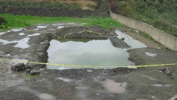 SUYLA DOLARAK 2 KARDEŞE MEZAR OLAN HAVUZ TEMELİNİN 8 AYDIR AÇIK OLDUĞUNU SÖYLEYEN BABA, EVLATLARININ ACISIYLA YAŞIYOR