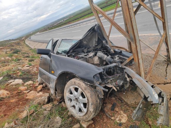 AYDINLATMA DİREĞİNE ÇARPAN OTOMOBİLİN SÜRÜCÜSÜ ÖLDÜ