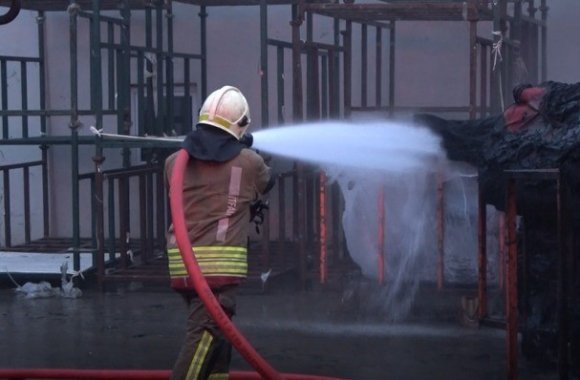 KAHRAMANMARAŞ’TA YANGINA MÜDAHALE EDEN İTFAİYE ERİ DARBEDİLDİ