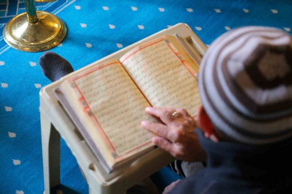 GÖRME ENGELLİ ÜÇ HAFIZ RAMAZAN BOYUNCA MUKABELE OKUYOR