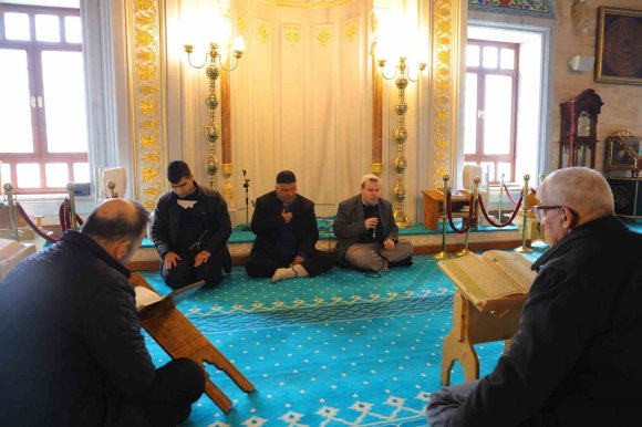 GÖRME ENGELLİ ÜÇ HAFIZ RAMAZAN BOYUNCA MUKABELE OKUYOR