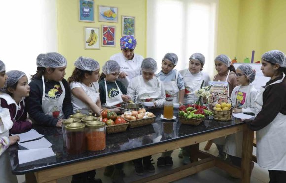 MUTFAK ATÖLYESİ ÇOCUKLARA YENİ BECERİLER KAZANDIRIYOR