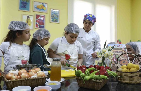 MUTFAK ATÖLYESİ ÇOCUKLARA YENİ BECERİLER KAZANDIRIYOR