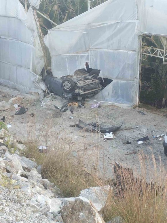 ALANYA’DA OTOMOBİL MUZ SERASINA DEVRİLDİ: 1 ÖLÜ, 1 YARALI
