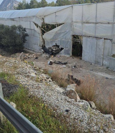 ALANYA’DA OTOMOBİL MUZ SERASINA DEVRİLDİ: 1 ÖLÜ, 1 YARALI