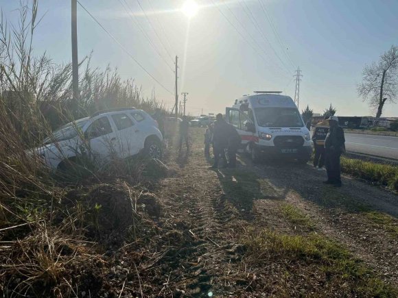 MANAVGAT’TA OTOMOBİL TARLAYA UÇTU, SÜRÜCÜ KAZAYI BURNU BİLE KANAMADAN ATLATTI