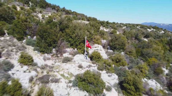 TÜRKİYE’NİN EN GÜNEYİNDEKİ MAHALLEDE 7 TEPEDE, 7 BAYRAK GÖNDERE ÇEKİLDİ