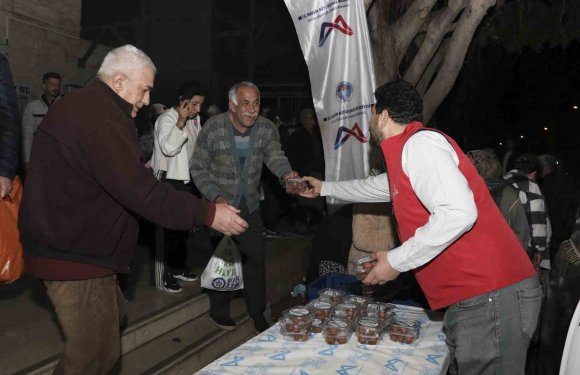 MERSİN’DE KADİR GECESİNDE 10 BİN KİŞİLİK LOKMA İKRAMI