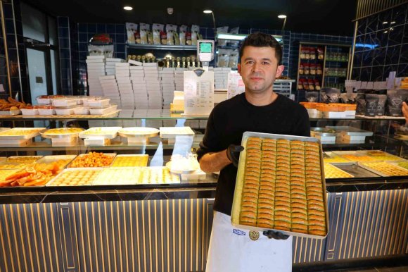 KAHRAMANMARAŞ’TA RAMAZAN TATLILARI TEZGAHLARI SÜSLÜYOR