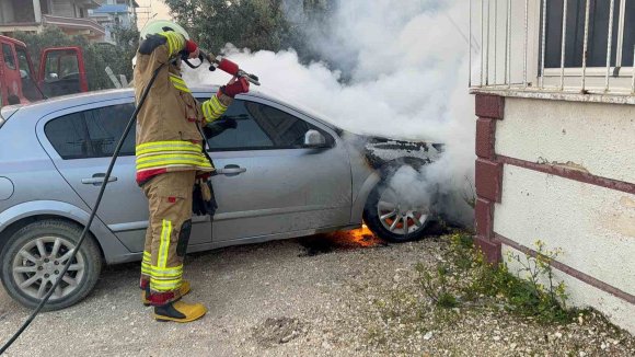 HATAY’DA PARK HALİNDEKİ OTOMOBİL ALEVLERE TESLİM OLDU