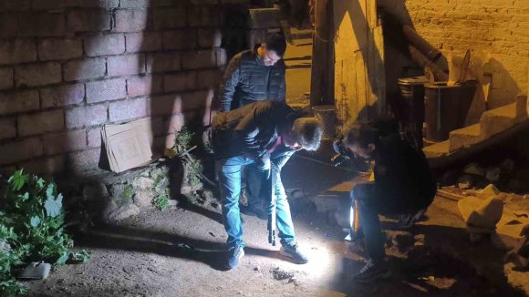 KOMŞULARIN TARTIŞMASI SİLAHLI KAVGAYA DÖNÜŞTÜ: 2 YARALI