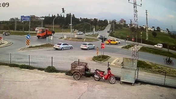 TOFAŞ’IN KIRMIZI IŞIK İHLALİYLE GELEN KAZA KAMERADA