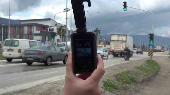 BAYRAM ÖNCESİ TRAFİKTE KIRMIZI IŞIK DENETİMİ: KURAL İHLALİ YAPANLAR KAMERAYLA TESPİT EDİLİP, TELEFONLA ARANDI