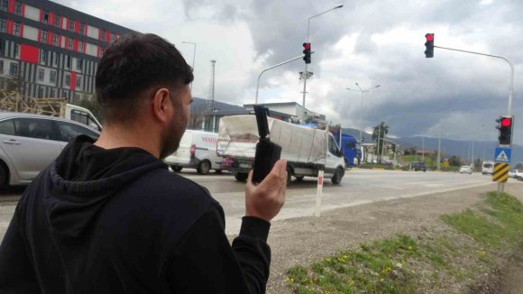 BAYRAM ÖNCESİ TRAFİKTE KIRMIZI IŞIK DENETİMİ: KURAL İHLALİ YAPANLAR KAMERAYLA TESPİT EDİLİP, TELEFONLA ARANDI