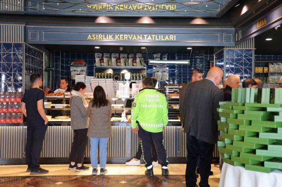 KAHRAMANMARAŞ’TA RAMAZAN TATLILARI TEZGAHLARI SÜSLÜYOR