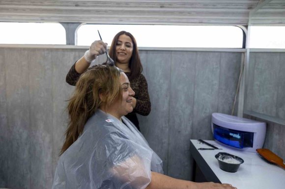 MERSİNLİLER BAYRAMA MOBİL KUAFÖR İLE HAZIRLANDI