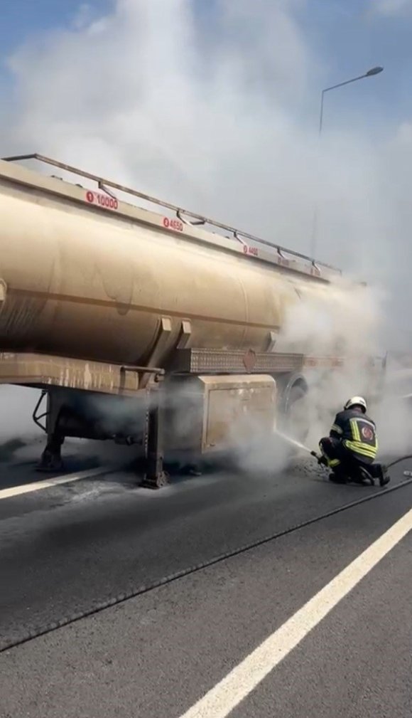 OSMANİYE’DE MAZOT YÜKLÜ TANKER ALEV ALDI