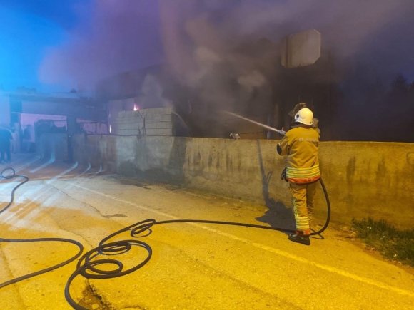 REYHANLI’DA KONTEYNER ALEVLERE TESLİM OLDU