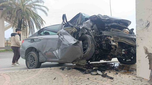 ÇARPIŞAN İKİ ARAÇTAN BİRİ ÜST GEÇİDİN AYAKLARINA ÇARPTI: 1 AĞIR YARALI