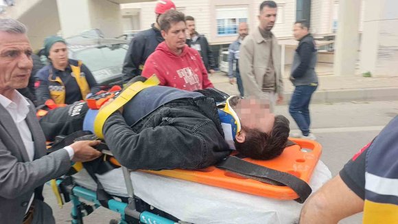 ÇARPIŞAN İKİ ARAÇTAN BİRİ ÜST GEÇİDİN AYAKLARINA ÇARPTI: 1 AĞIR YARALI