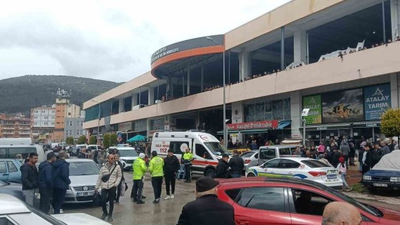 BURDUR’DA BIÇAKLI KAVGA: 5 YARALI