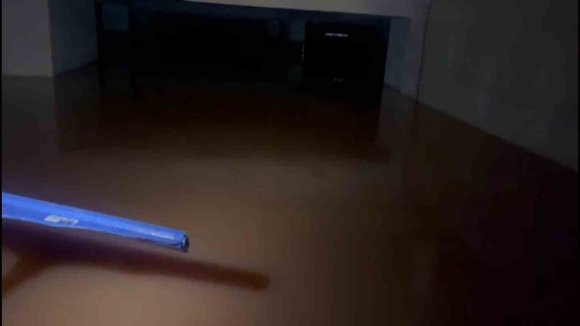 HATAY’DA SAĞANAK ETKİLİ OLDU: YOLLAR GÖLE DÖNDÜ, OTELİN OTO PARKINI SU BASTI