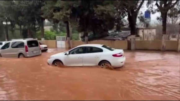 HATAY’DA SAĞANAK ETKİLİ OLDU: YOLLAR GÖLE DÖNDÜ, OTELİN OTO PARKINI SU BASTI