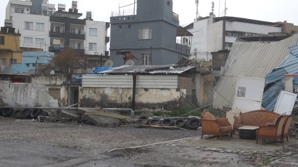 FIRTINA DİREKLERİ DEVİRDİ, 2 ARAÇ ZARAR GÖRDÜ