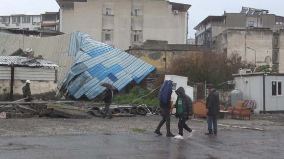 FIRTINA DİREKLERİ DEVİRDİ, 2 ARAÇ ZARAR GÖRDÜ