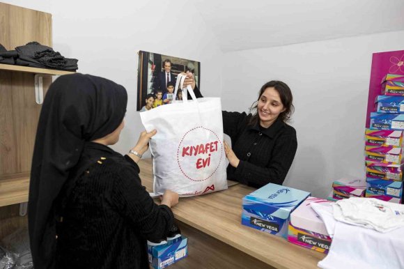 MERSİN’DE DAR GELİRLİ AİLELERİN ÇOCUKLARINA BAYRAMLIK DESTEĞİ