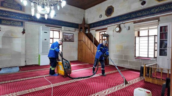 AKDENİZ’DE BAYRAM ÖNCESİ CAMİLERDE YOĞUN TEMİZLİK MESAİSİ