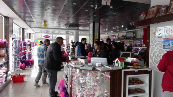 ISPARTA’NIN GÜL LOKUMUNA BAYRAM ÖNCESİ YOĞUN TALEP