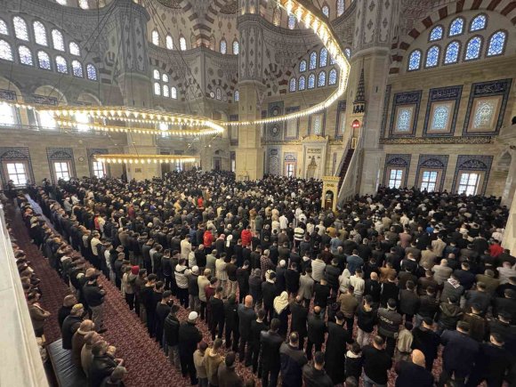 ADANA’DA BAYRAM NAMAZI KILINDI