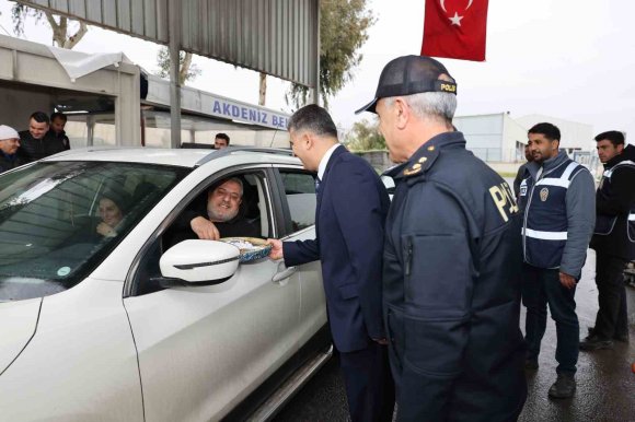 ŞENER, BAYRAMDA GÖREV BAŞINDAKİLERİ VE ŞEHİT AİLELERİNİ UNUTMADI