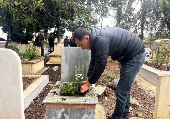 ERDEMLİ’DE KABİR ZİYARETİNE GELENLERE ÇİÇEK DAĞITILDI