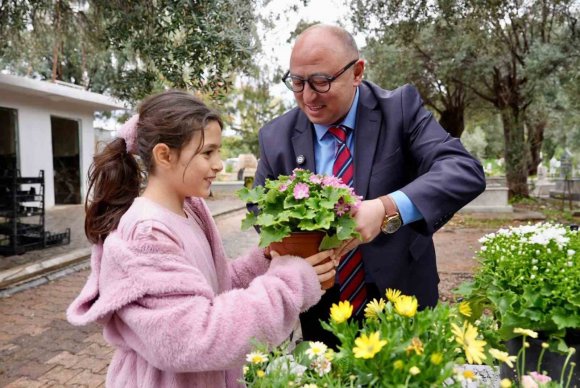 ERDEMLİ’DE KABİR ZİYARETİNE GELENLERE ÇİÇEK DAĞITILDI