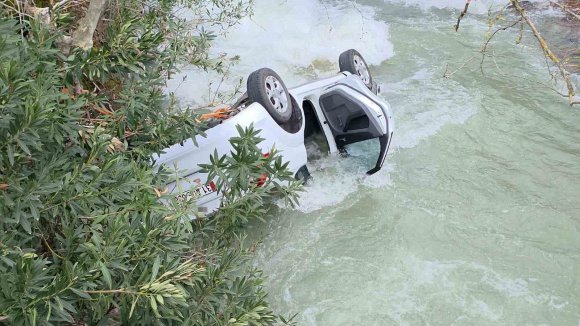 DEREYE UÇAN OTOMOBİL SUYLA DOLDU, BOĞULMA TEHLİKESİ GEÇİREN SÜRÜCÜYÜ VATANDAŞLAR KURTARDI