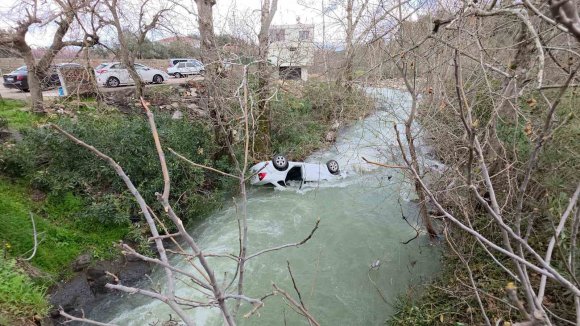 DEREYE UÇAN OTOMOBİL SUYLA DOLDU, BOĞULMA TEHLİKESİ GEÇİREN SÜRÜCÜYÜ VATANDAŞLAR KURTARDI