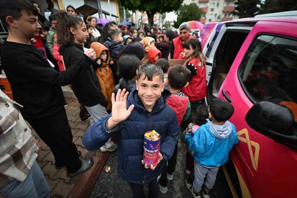 MERSİN’DE 13 İLÇEDE 60 BİN ÇOCUĞA BAYRAM HEDİYESİ