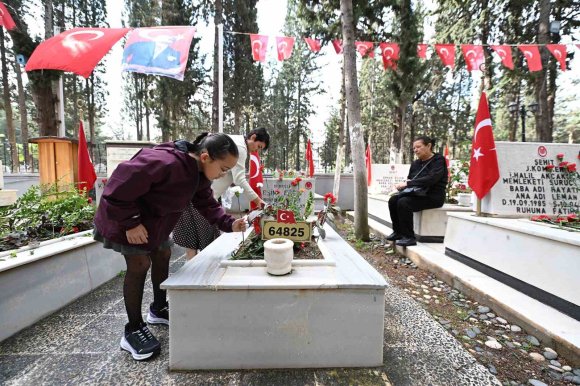 MERSİN’DE BAYRAMDA MEZARLIKLARDA VATANDAŞLAR YALNIZ BIRAKILMIYOR
