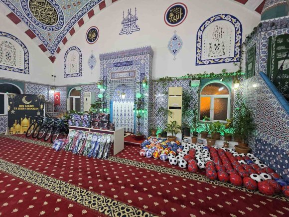 CAMİYE GELEN ÇOCUKLAR ÇİFTE BAYRAM YAPTI