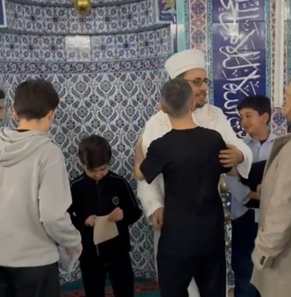 ANAMUR’DA BAYRAM NAMAZI SONRASI ÇOCUKLARA HARÇLIK DAĞITILDI