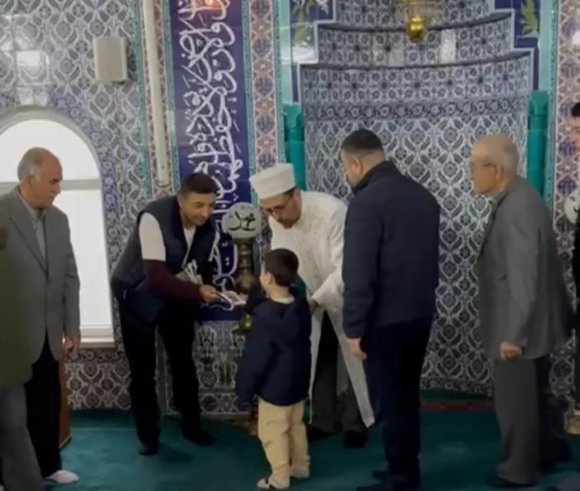 ANAMUR’DA BAYRAM NAMAZI SONRASI ÇOCUKLARA HARÇLIK DAĞITILDI