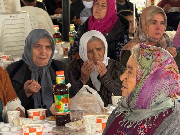 GELENEK SÜRÜYOR: TÜM MAHALLE BİR ARAYA GELEREK BAYRAMI KUTLADI